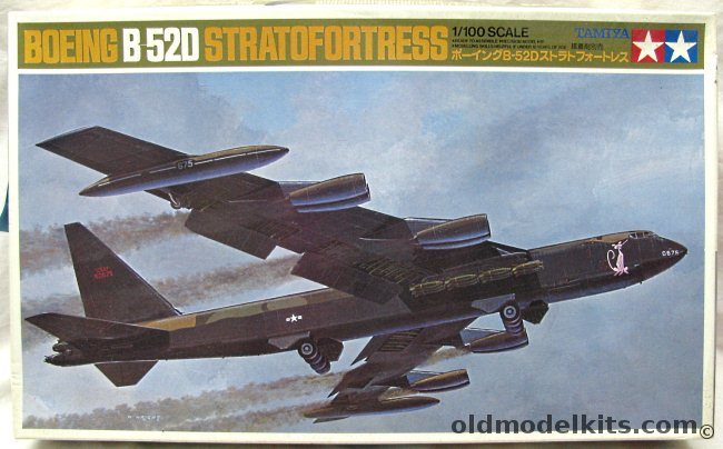 Tamiya 1/100 Boeing B-52D Stratofortress - 92nd SAC Wing 15th AF 'Pink Panther' / 346 BS 99th BW 2nd Air Force 'East to Westover' (Snoopy), 60025 plastic model kit